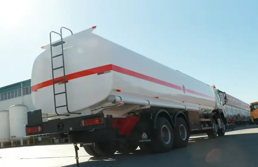 Sinotruck Howo 8×4 Oil Tanker (3)