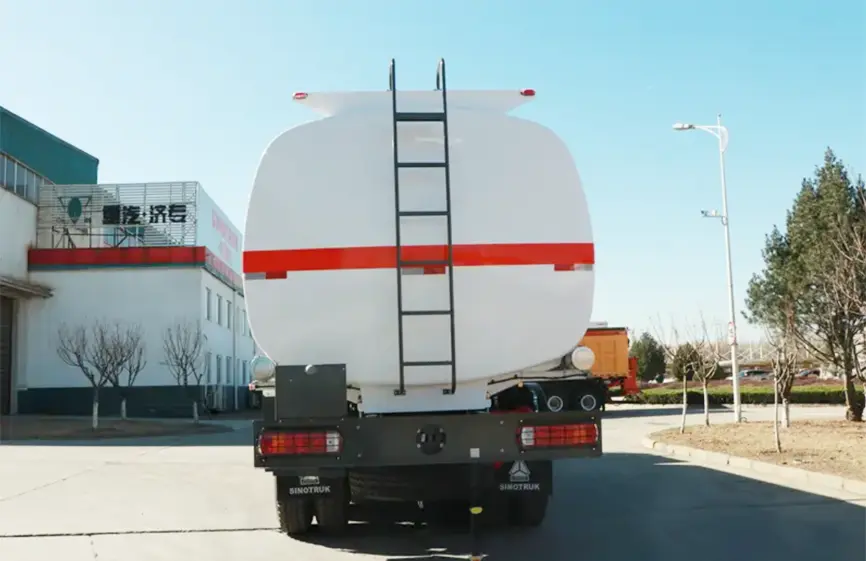 Sinotruck Howo 8×4 Oil Tanker (4)