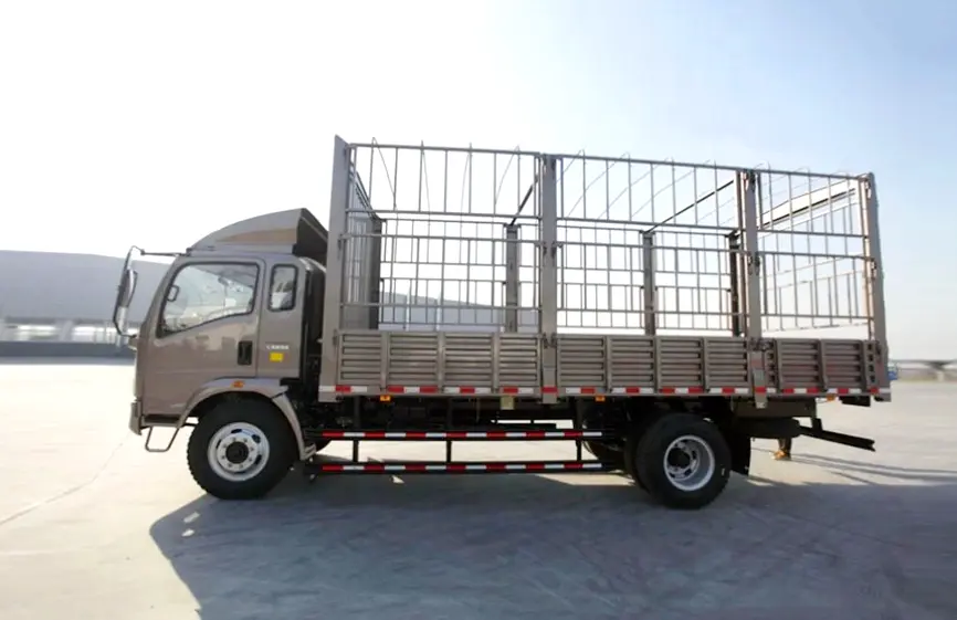 Sinotruk HOWO 4X2 116hp Fences Cargo Light Truck-3