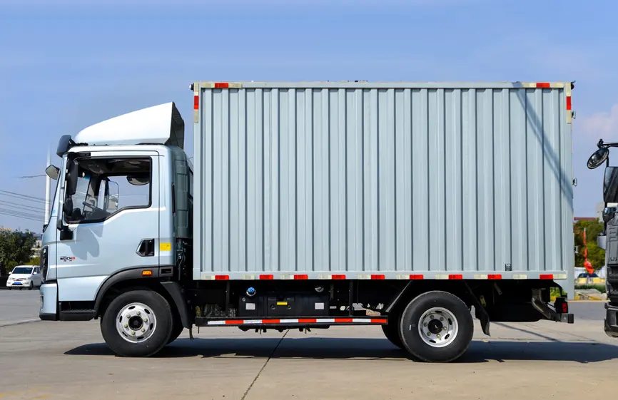 Sinotruk Howo 170hp Box Cargo Truck-2
