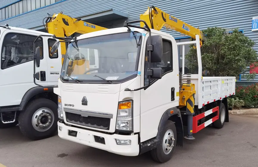 Sinotruk Howo 4×2 Light Crane Truck-1