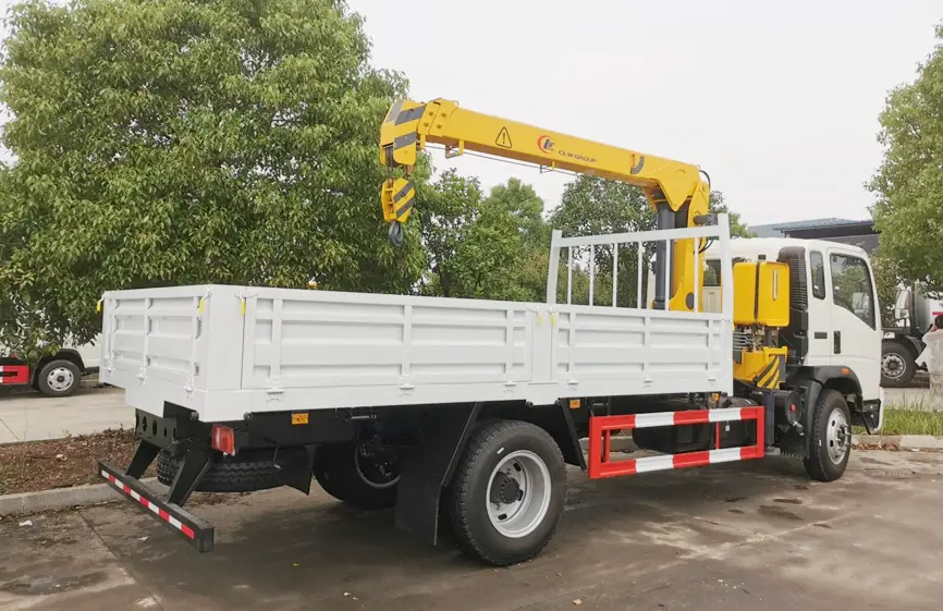 Sinotruk Howo 4×2 Light Crane Truck-2