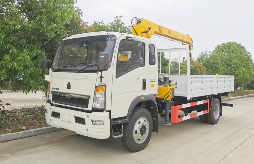 Sinotruk Howo 4×2 Light Crane Truck-3