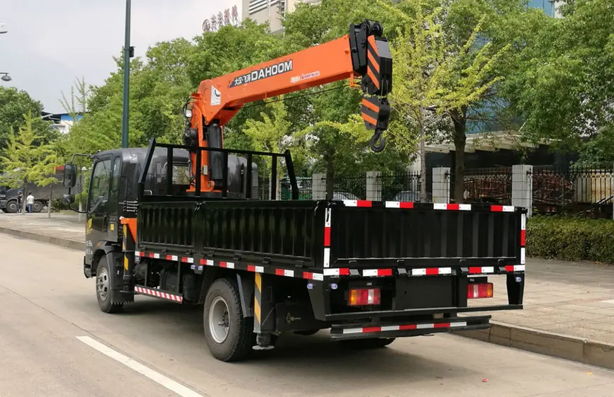 Sinotruk Howo 5t Light Crane Truck-2