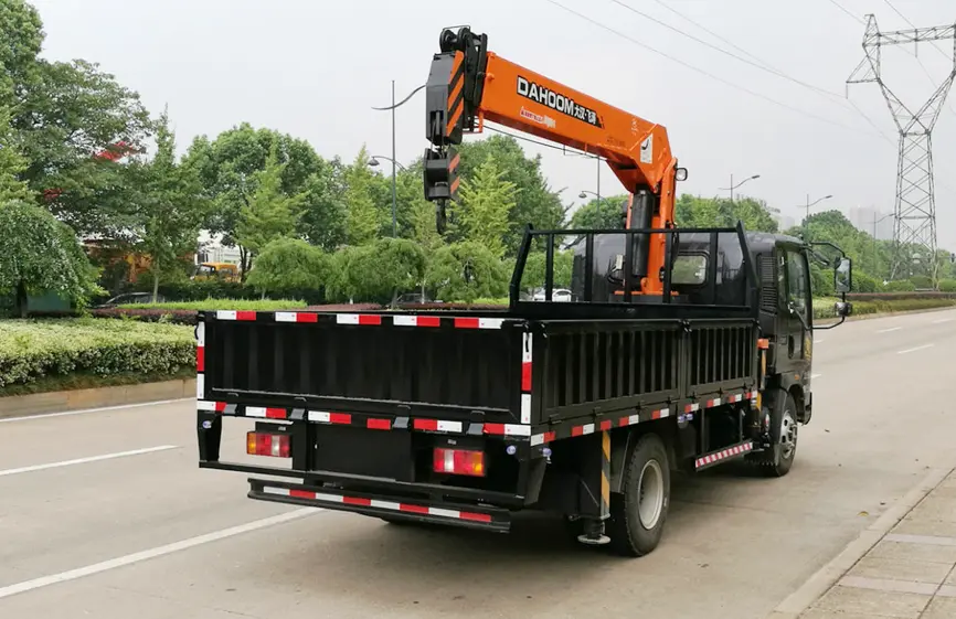 Sinotruk Howo 5t Light Crane Truck-3