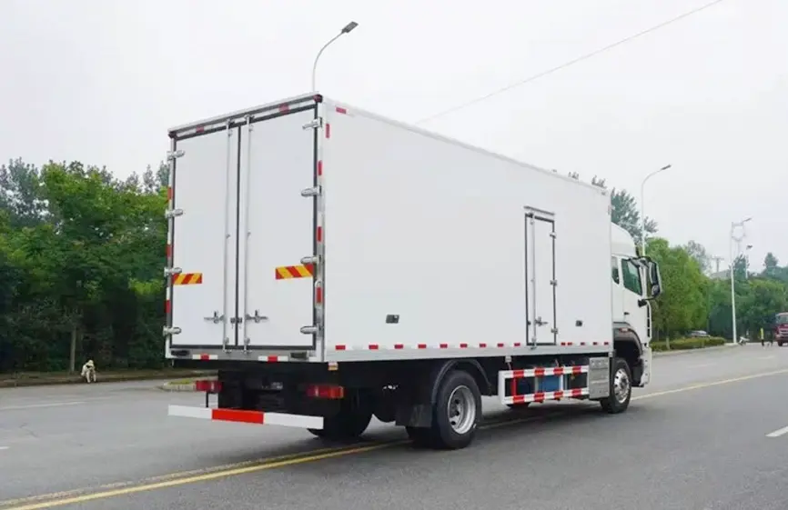 Sinotruk Howo NX 4×2 Light Refrigerated Cargo Truck-2