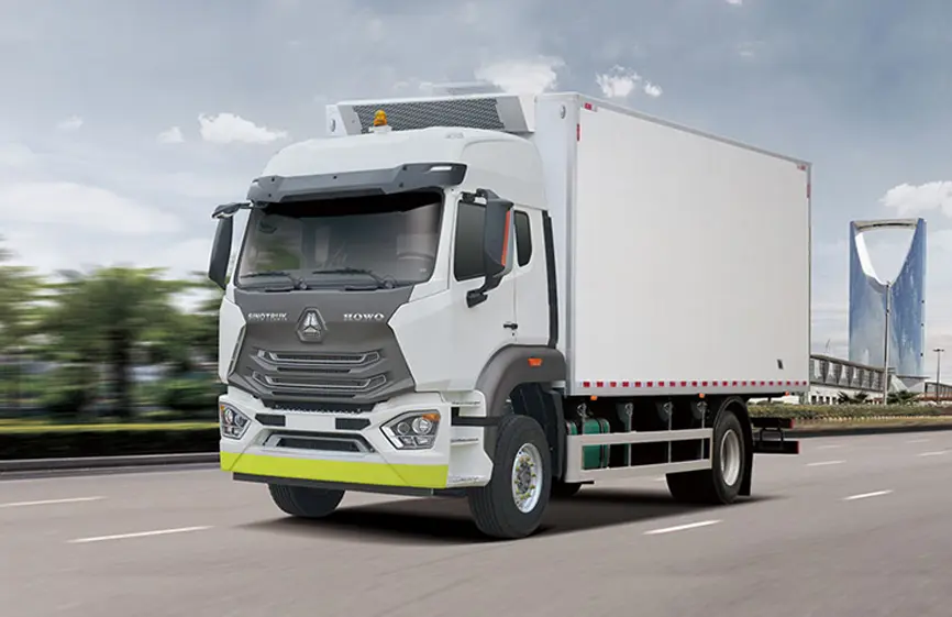 Sinotruk Howo NX 4×2 Light Refrigerated Cargo Truck-3